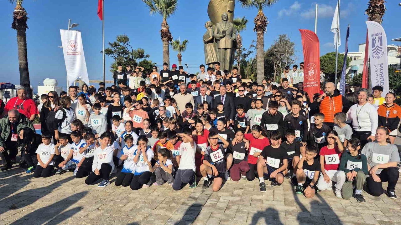 MUĞLA’NIN BODRUM İLÇESİNDE DÜZENLENEN BÜYÜK ATATÜRK KOŞUSU’NDA YAKLAŞIK 250 ÖĞRENCİ MÜCADELE...
