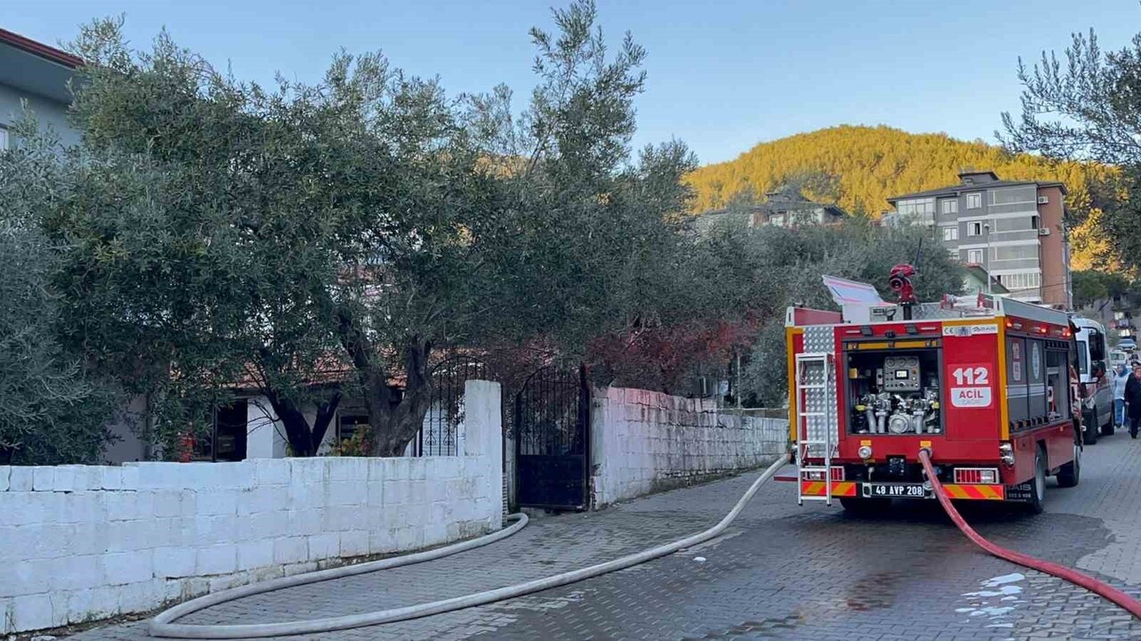 MUĞLA’NIN MENTEŞE İLÇESİNDE BİR EVDE ÇIKAN YANGIN İTFAİYE EKİPLERİ TARAFINDAN SÖNDÜRÜLÜRKEN...