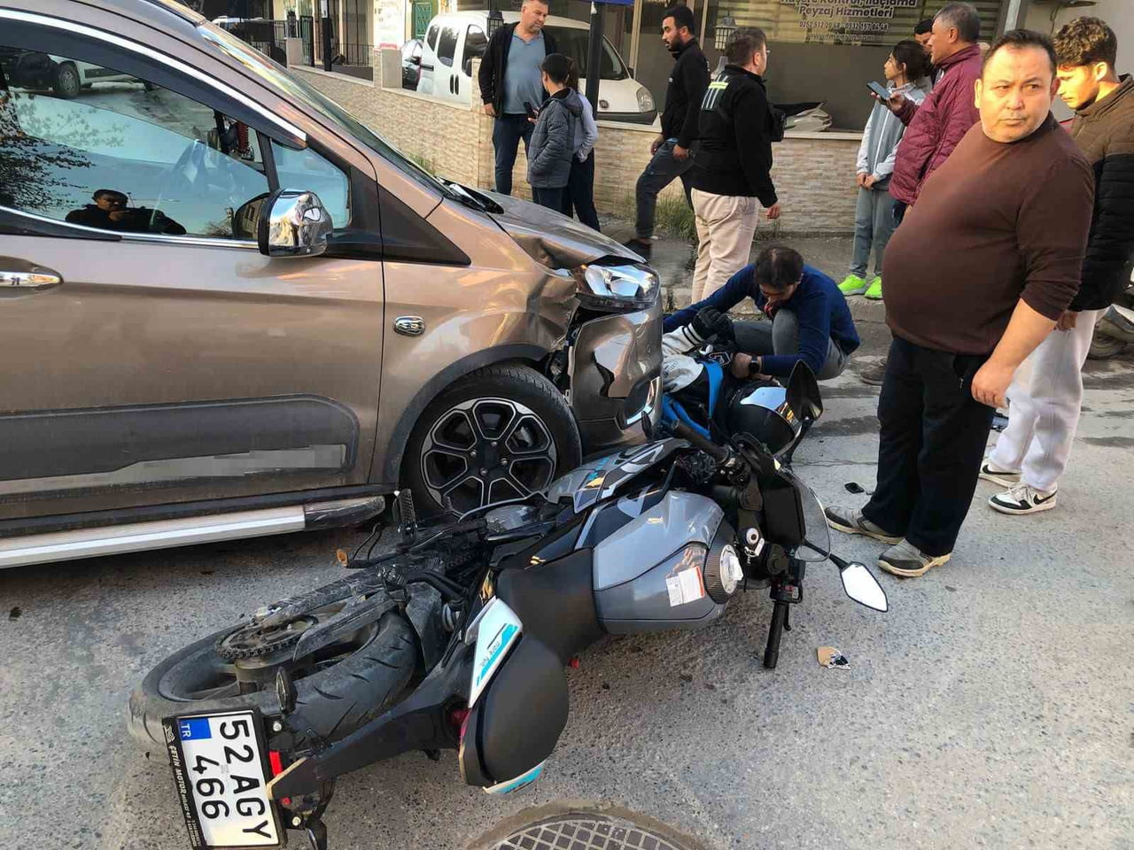 MUĞLA’NIN MİLAS İLÇESİNDE TİCARİ ARAÇ İLE MOTOSİKLETİN ÇARPIŞMASI SONUCU MEYDANA GELEN TRAFİK...