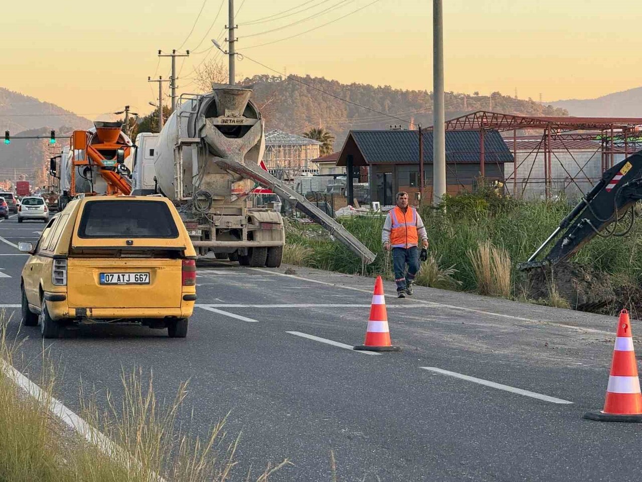 MUĞLA ORTACA İLÇESİNDE KARAYOLU ÜZERİNDE KALDIRIM ÇALIŞMASI YAPAN BİR İŞÇİYE BETON MİKSERİNİN...