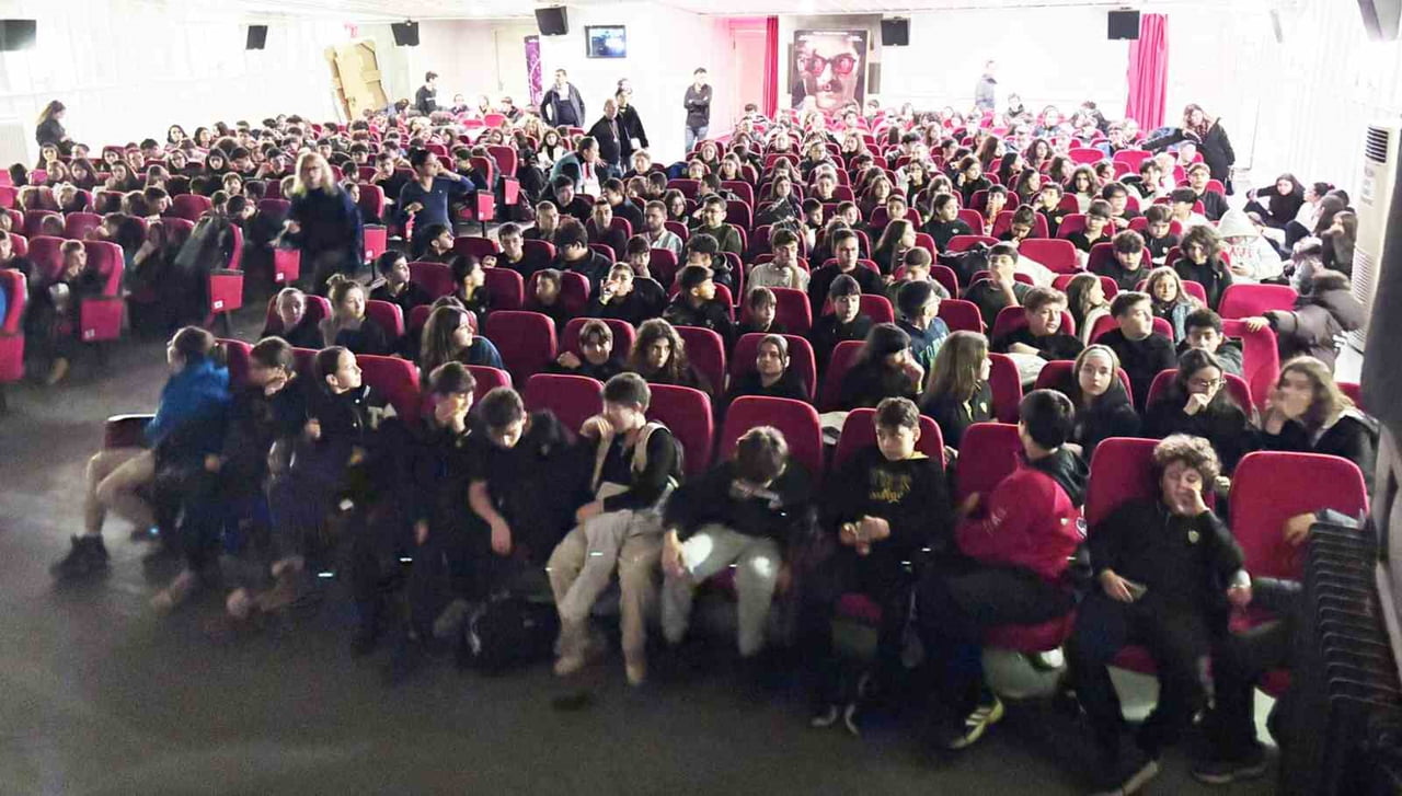 MUĞLALI YÖNETMEN VE SENARİST YÜKSEL AKSU’NUN YENİ FİLMİ ‘BAK POSTACI GELİYOR’, VİZYONA GİRMESİNİN...