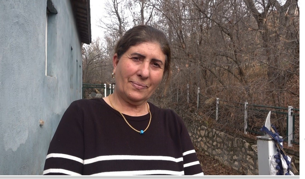 MUHTAR YAZGÜLÜ ALMAZ, HEM HAYVANCILIKLA UĞRAŞIYOR HEM DE MAHALLESİNE HİZMET EDİYOR.