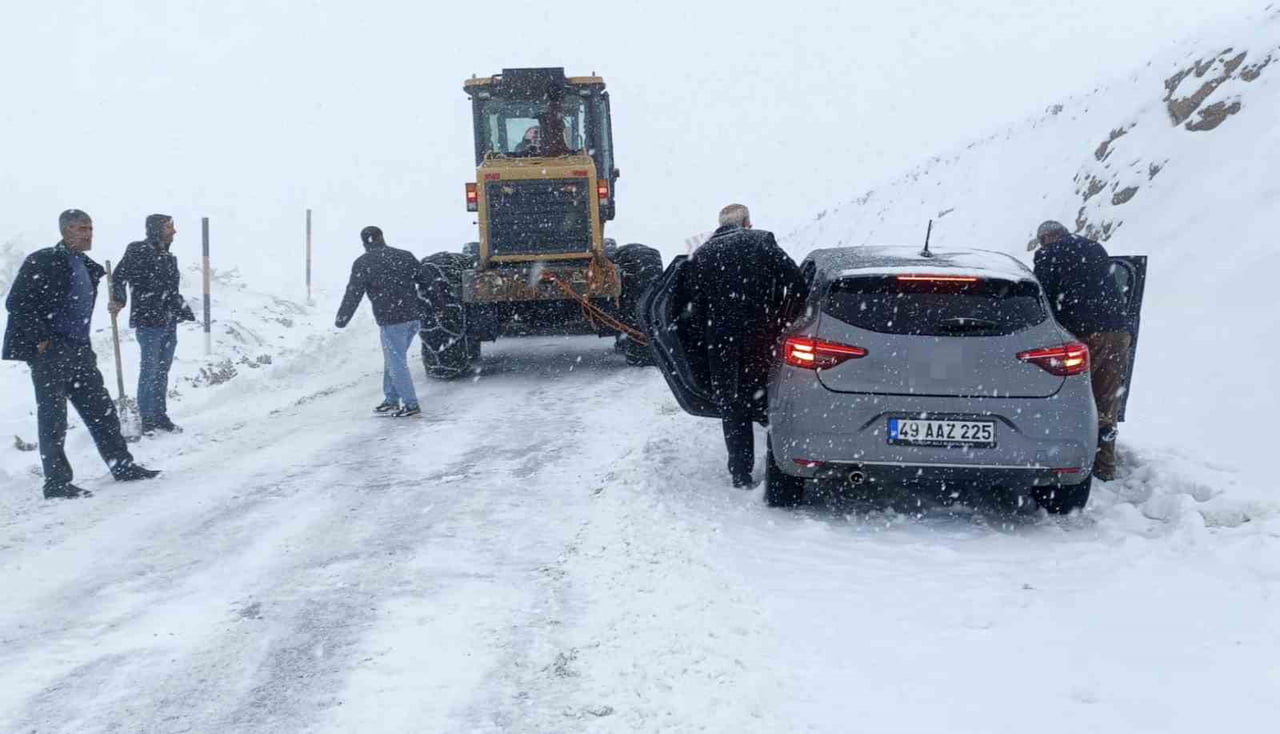 MUŞ'TA ETKİLİ OLAN KAR YAĞIŞI VE TİPİ NEDENİYLE HASKÖY-MUTKİ KARA YOLUNUN BİR BÖLÜMÜ TAŞIT...