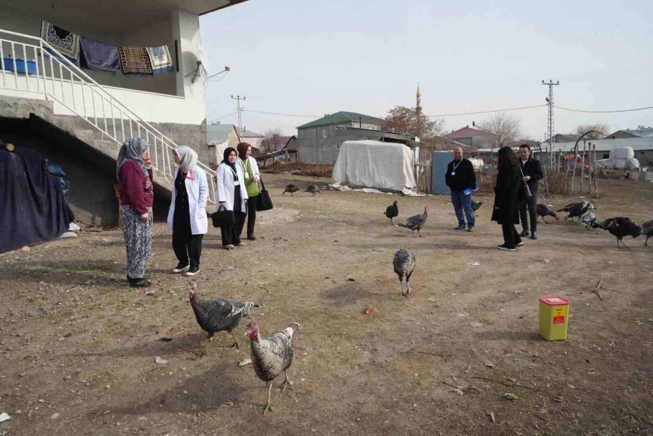MUŞ İL SAĞLIK MÜDÜRLÜĞÜNE BAĞLI EKİPLER, SAĞLIK OCAĞI BULUNMAYAN KIRSAL YERLEŞİMLERDE YAŞAYAN...