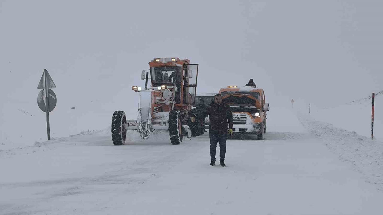 MUŞ-KULP KARAYOLUNUN BELİRLİ BİR KESİMİ, KAR VE TİPİ NEDENİYLE TIR VE ÇEKİCİ TİPİ ARAÇ TRAFİĞİNE...