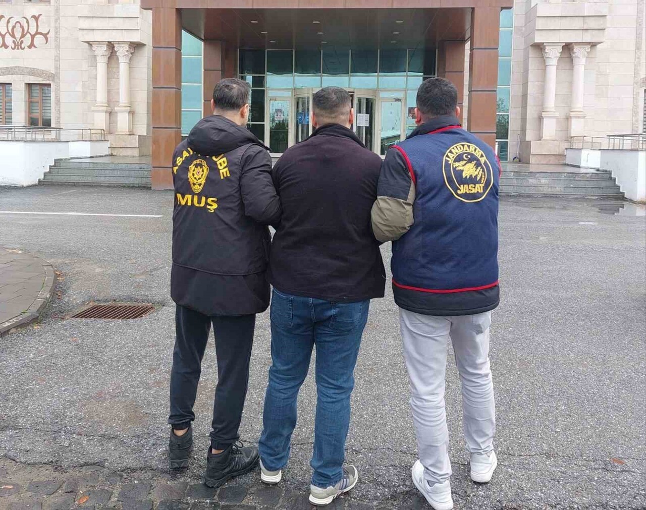 MUŞ’TA 20 YIL KESİNLEŞMİŞ HAPİS CEZASI BULUNAN HÜKÜMLÜ JASAT TARAFINDAN YAKALANDI