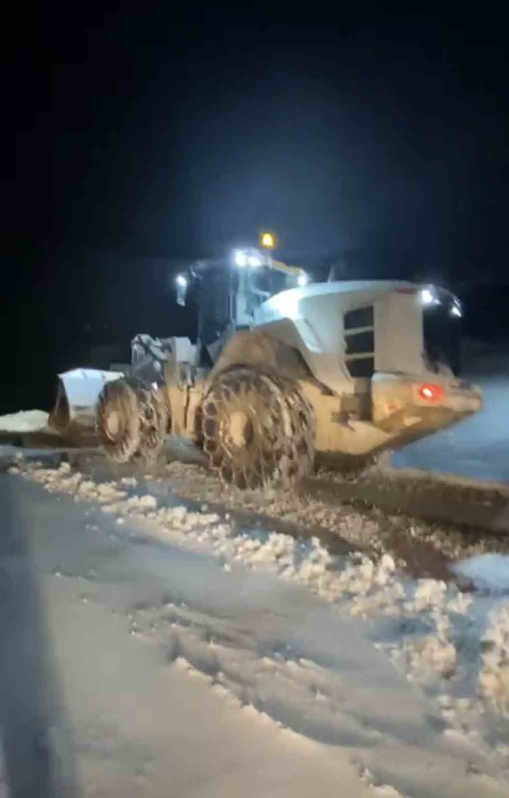 MUŞ’TA ETKİSİNİ ARTIRAN KAR YAĞIŞI, ULAŞIMDA AKSAMALARA NEDEN OLDU. YOĞUN KAR YAĞIŞI SONUCU KENT...