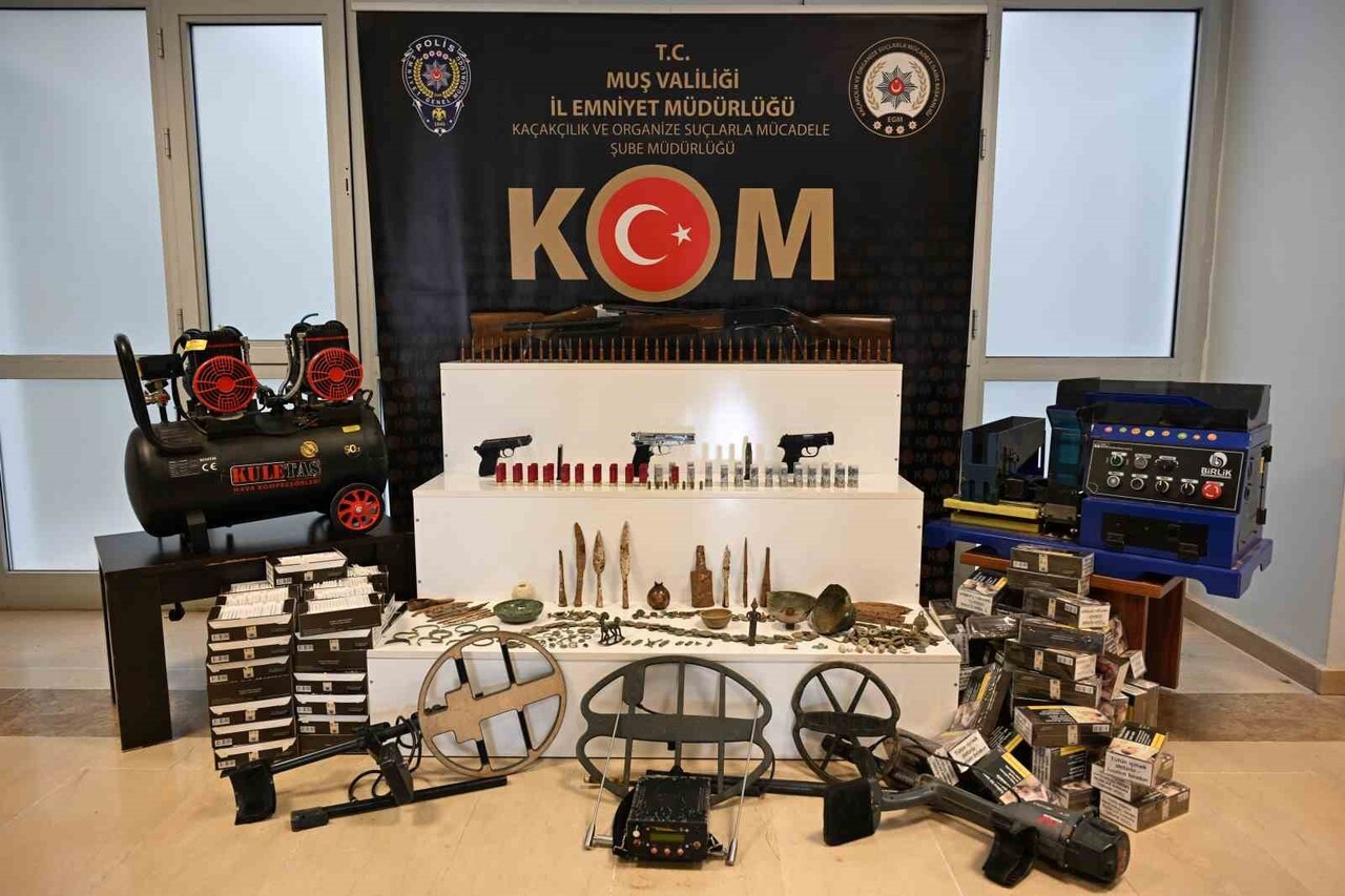 MUŞ’TA KOM EKİPLERİNCE 7 ADRESE EŞ ZAMANLI DÜZENLENEN OPERASYONDA ÇOK SAYIDA SİLAH, MÜHİMMAT VE...