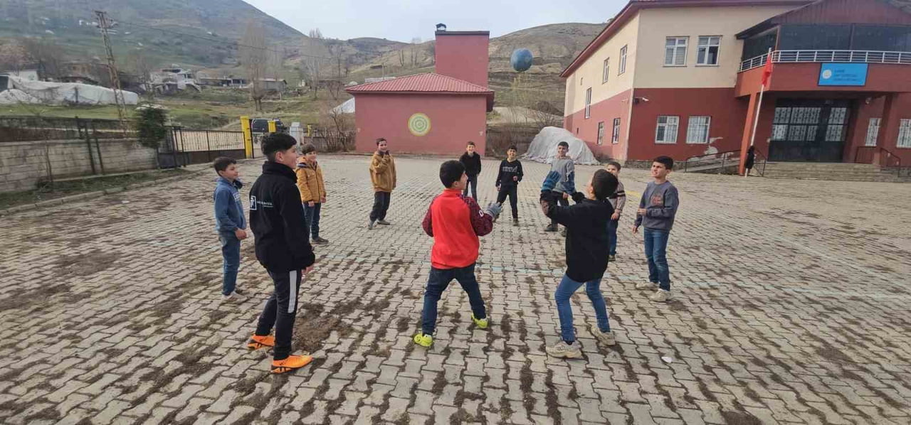 MUŞ’UN HASKÖY İLÇESİNE BAĞLI DAĞDİBİ KÖYÜNDE YAŞAYAN ÇOCUKLAR, GELENEKSEL OYUNLAR OYNAYARAK BU...