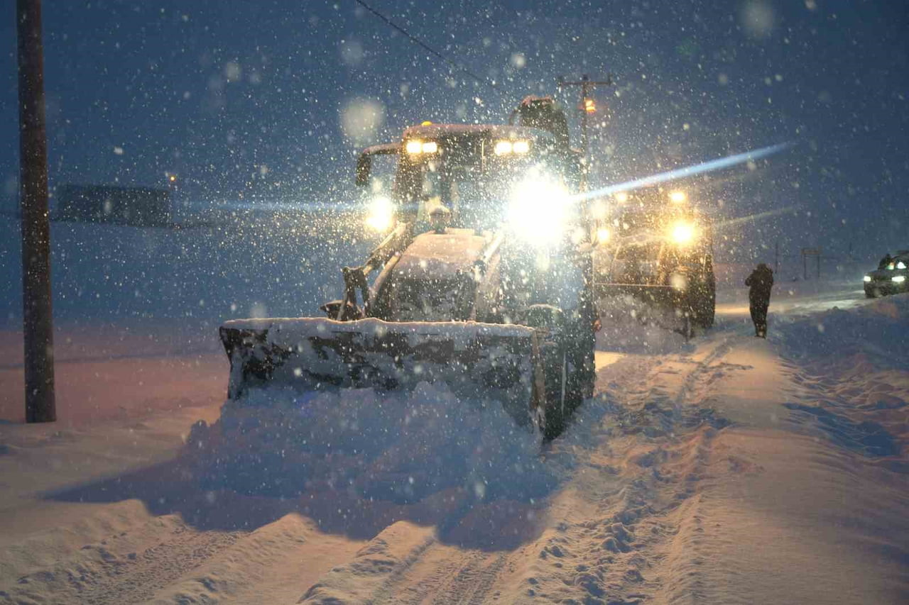 MUŞ VALİSİ AVNİ ÇAKIR, YENİ YIL DOLAYISIYLA GÖREV BAŞINDAKİ GÜVENLİK GÜÇLERİ İLE KARLA MÜCADELE...