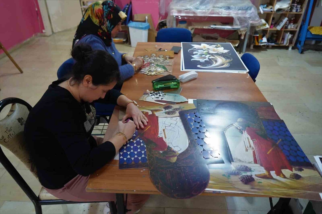 MUŞLU KADINLAR KÂĞIT RÖLYEF KURSUNDA MESLEK ÖĞRENİP EL EMEĞİ ÜRÜNLERİYLE AİLE BÜTÇESİNE KATKI...