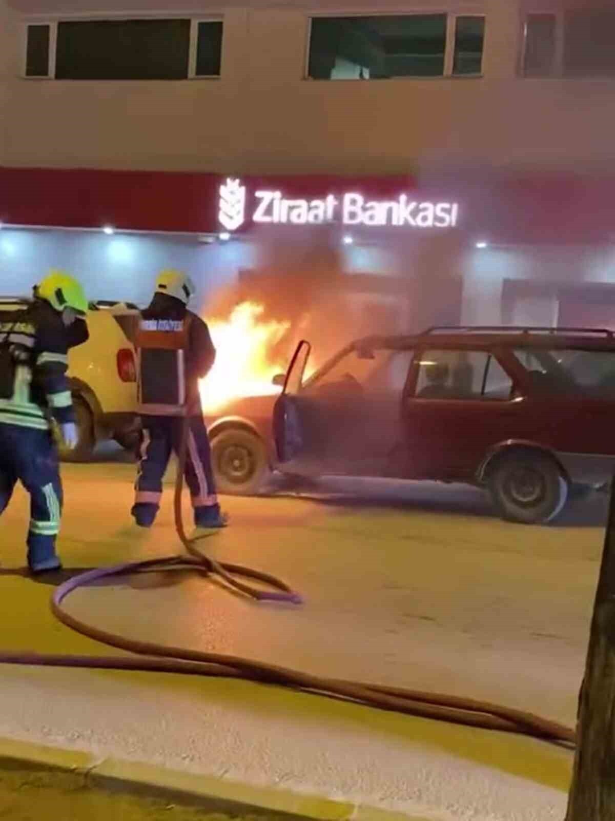 MUT İLÇESİNDE, PARK HALİNDEKİ OTOMOBİL BİR ANDA YANMAYA BAŞLADI. OLAYDA SADECE MADDİ HASAR MEYDANA...