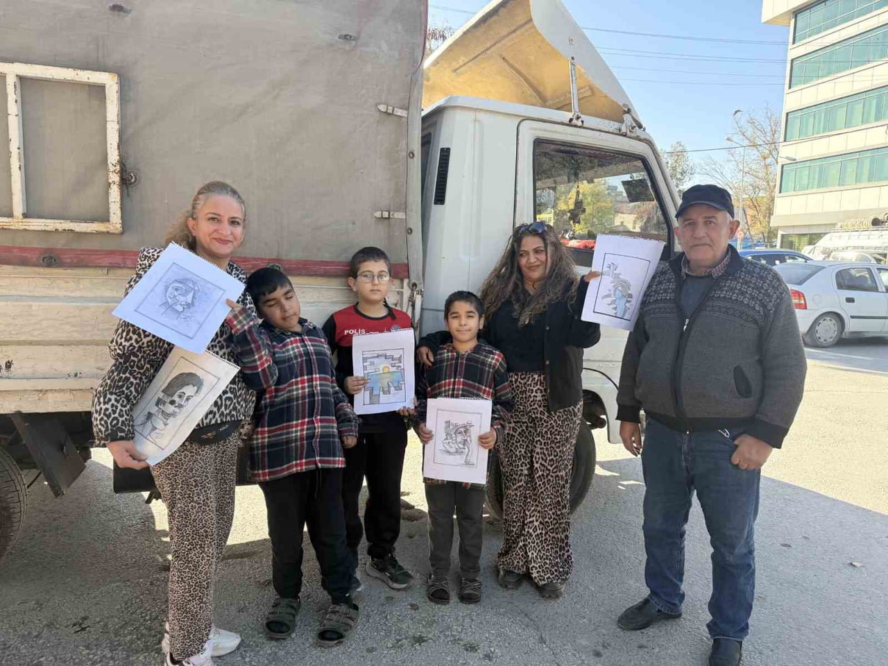 NAKLİYECİ HÜSEYİN ÇAKIR ÇİZDİĞİ RESİMLERİ ÇOCUKLARA HEDİYE EDİYOR