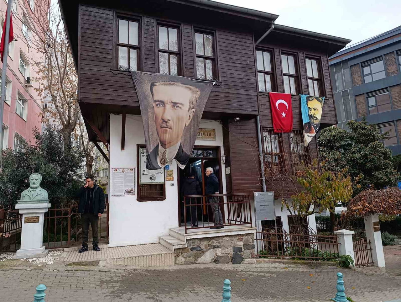 NAMIK KEMAL ANITI ÖNÜNDE GERÇEKLEŞTİRİLEN PROGRAMDA, TEKİRDAĞ VALİLİĞİ, GARNİZON KOMUTANLIĞI VE...