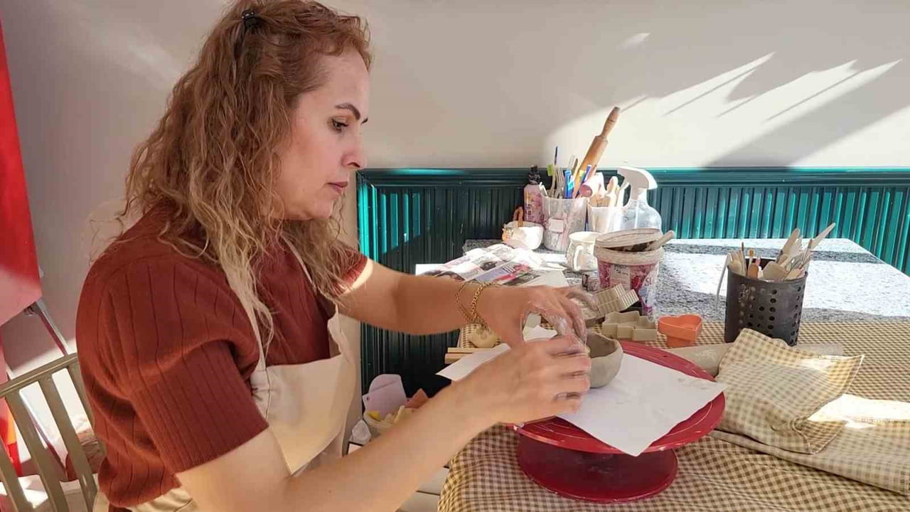 NAZAN TAŞTAN YAPICI, ÖĞRETMENLİK MESLEĞİNİ BIRAKARAK SERAMİK USTASI OLDU.