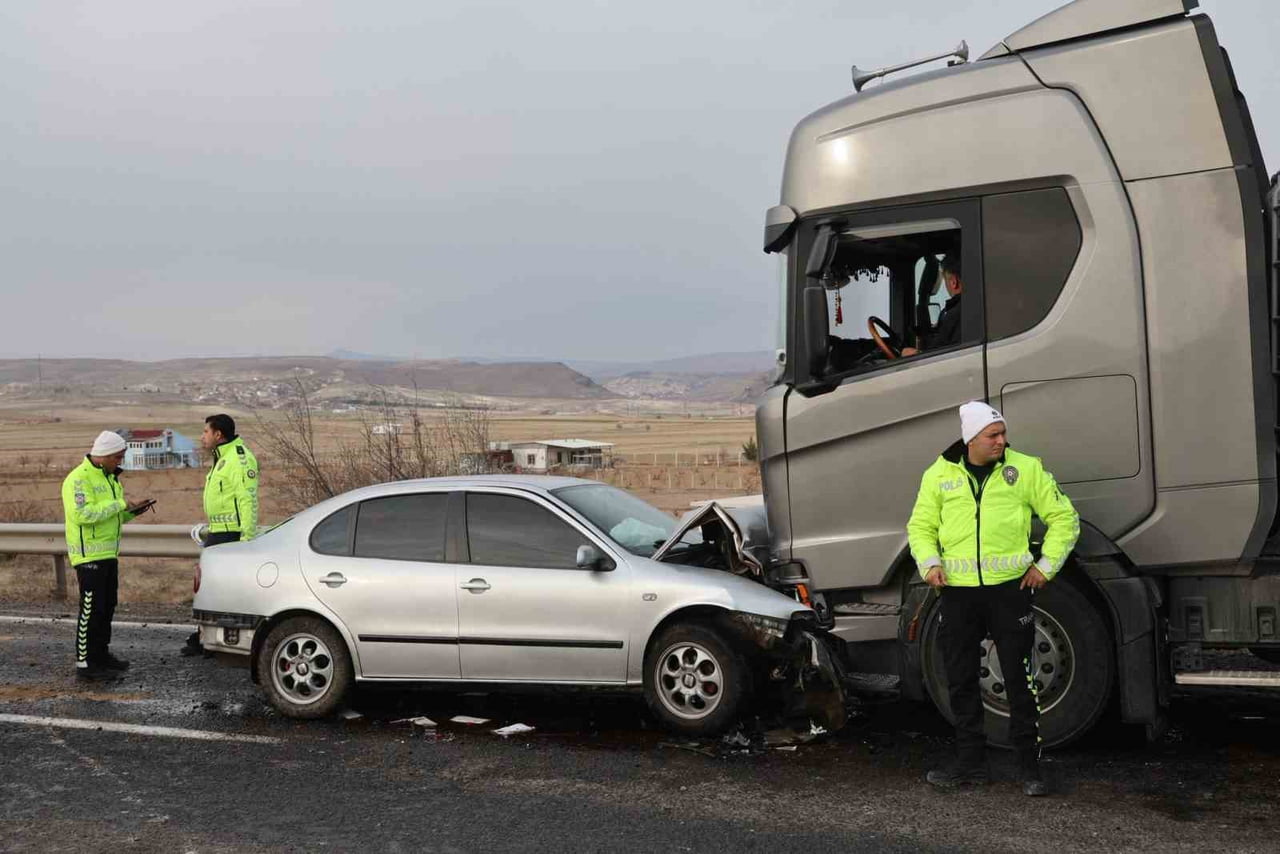 NEVŞEHİR'DE KARŞI ŞERİDE GEÇEN OTOMOBİLLE TIRIN KAFA KAFAYA ÇARPIŞMASI SONUCU 1 KİŞİ HAYATINI...