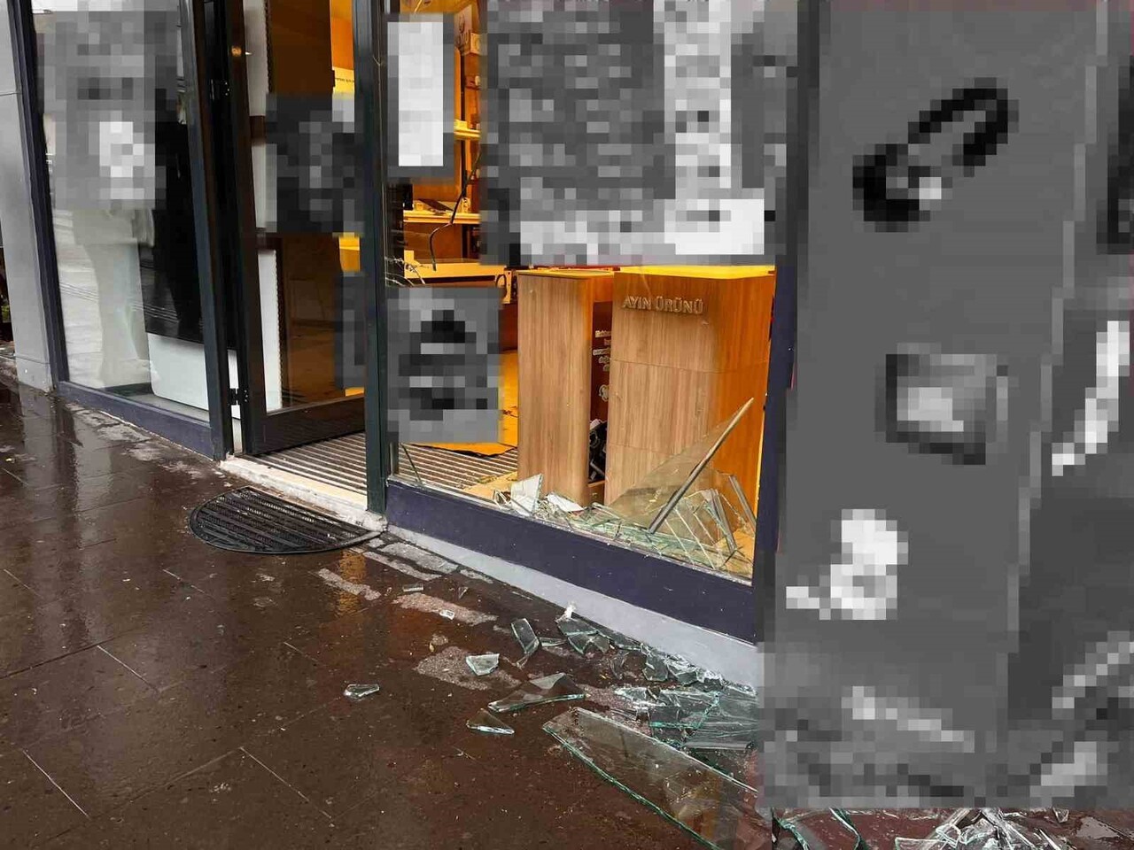 NEVŞEHİR'DE KIRMIZI IŞIKTA BEKLEYEN BİR OTOMOBİL SÜRÜCÜSÜ GERİ GERİ DÜKKANA GİRDİ