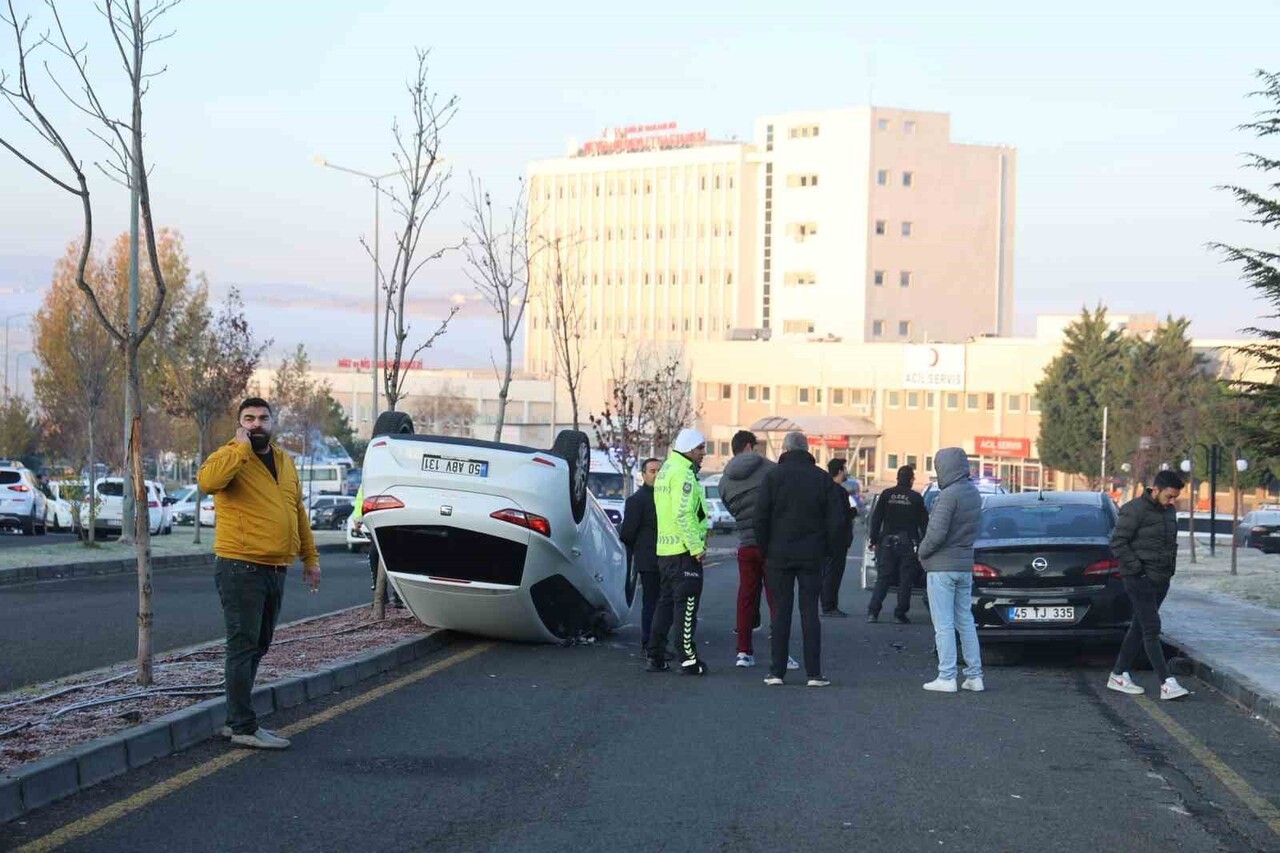 NEVŞEHİR'DE PARK HALİNDEKİ OTOMOBİLE ÇARPAN BAŞKA BİR OTOMOBİL TAKLA ATTI.