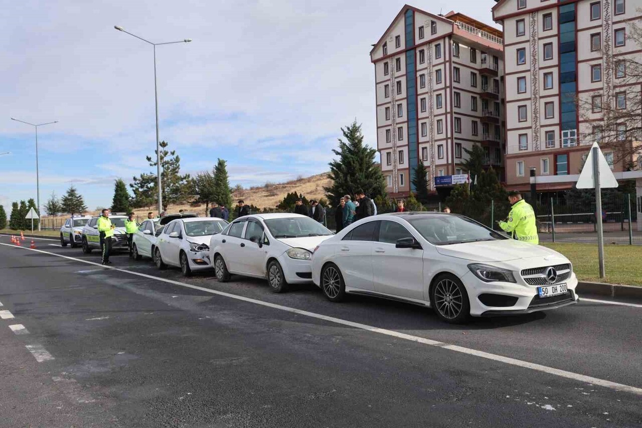 NEVŞEHİR’DE 4 OTOMOBİLİN KARIŞTIĞI ZİNCİRLEME TRAFİK KAZASINDA 2 KİŞİ YARALANDI.