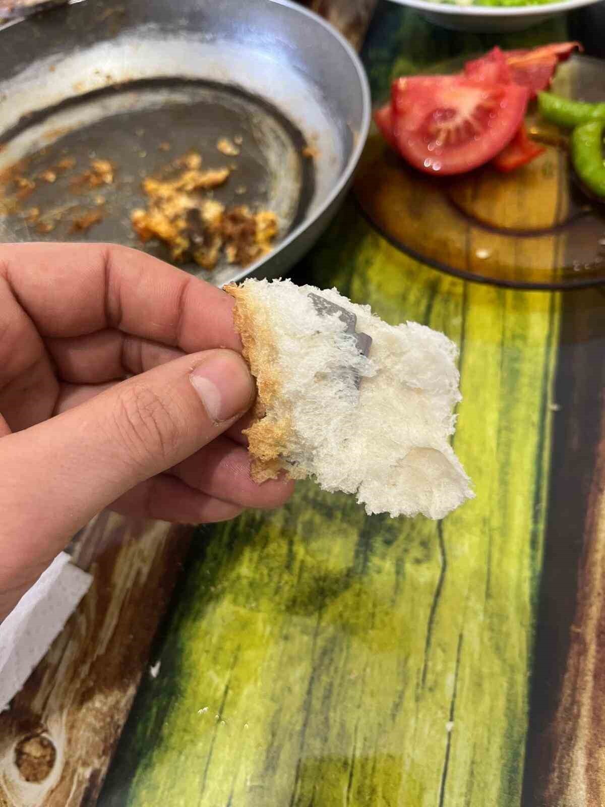 NEVŞEHİR’DE BİR VATANDAŞ KAHVALTI YAPMAK İÇİN FIRINDAN ALDIĞI EKMEĞİN İÇİNDEN ÇIKANI GÖRÜNCE ŞOK...