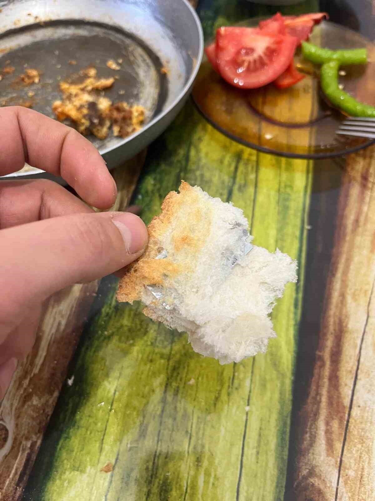 NEVŞEHİR’DE BİR VATANDAŞ KAHVALTI YAPMAK İÇİN FIRINDAN ALDIĞI EKMEĞİN İÇİNDEN ÇIKANI GÖRÜNCE ŞOK...