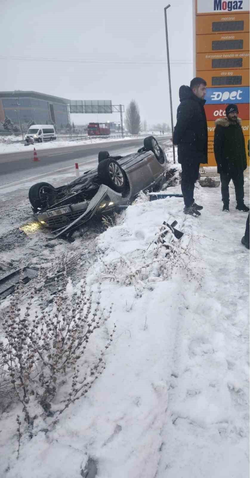 NEVŞEHİR’DE BUZLANMA NEDENİYLE KONTROLDEN ÇIKAN OTOMOBİL TAKLA ATTI. O ANLAR GÜVENLİK KAMERALARINA...