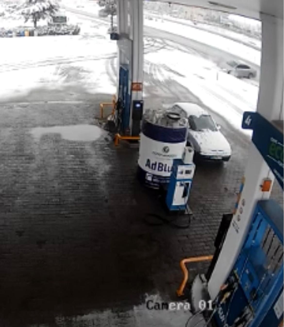 NEVŞEHİR’DE BUZLANMA NEDENİYLE KONTROLDEN ÇIKAN OTOMOBİL TAKLA ATTI. O ANLAR GÜVENLİK KAMERALARINA...