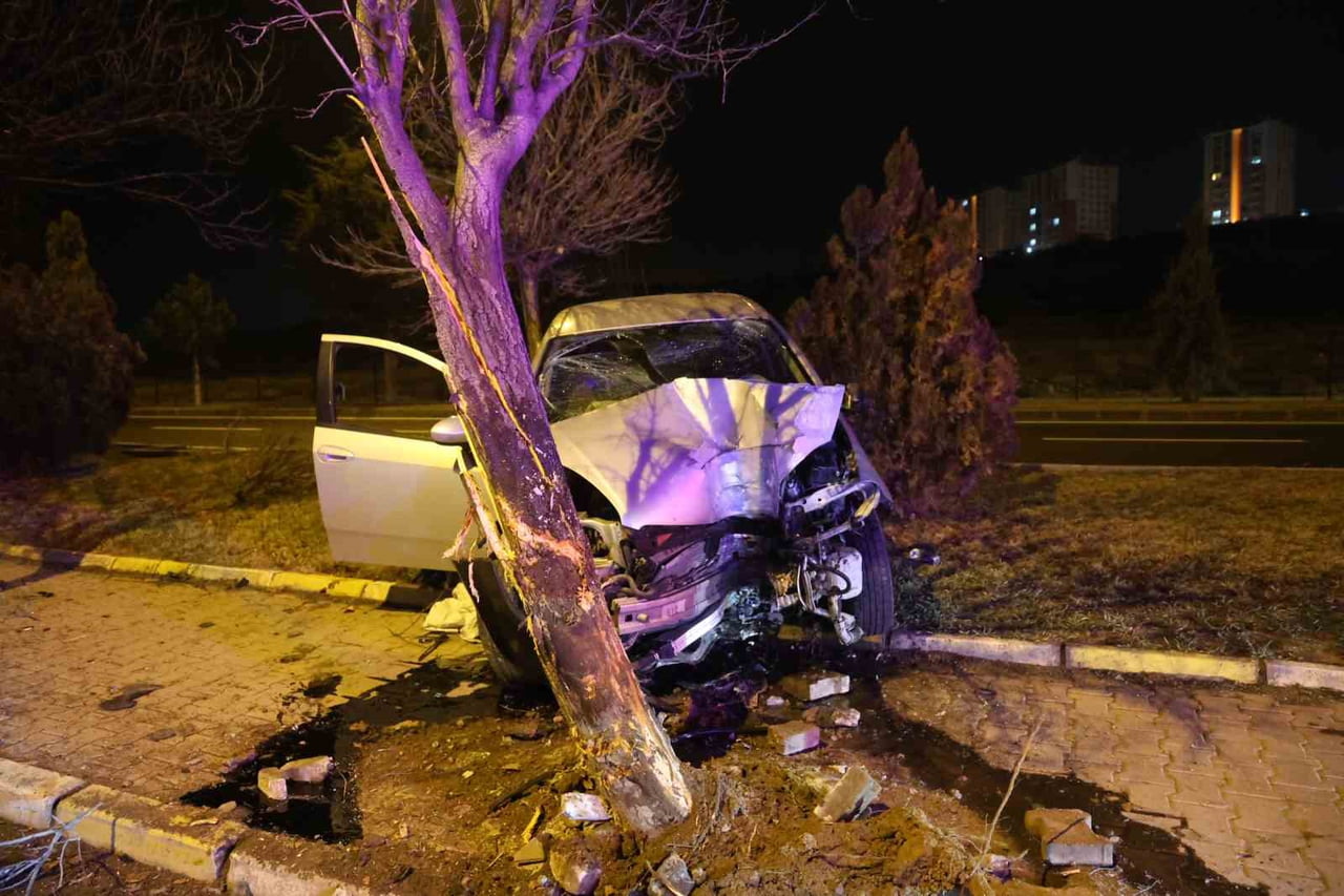 NEVŞEHİR’DE EHLİYETSİZ VE ALKOLLÜ SÜRÜCÜNÜN KULLANDIĞI OTOMOBİL AĞACA ÇARPARAK DURABİLDİ. KAZADA 2...