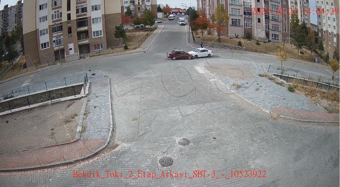 NEVŞEHİR’DE İKİ OTOMOBİL KAFA KAFAYA ÇARPIŞTI. MEYDANA GELEN TRAFİK KAZASI, KENT GÜVENLİK YÖNETİM...