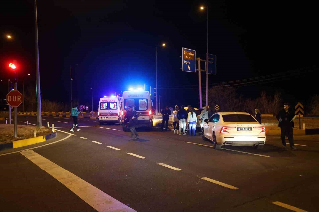 NEVŞEHİR’DE KIRMIZI IŞIK İHLALİ YAPAN OTOMOBİL KAZAYA NEDEN OLDU. 2 KİŞİNİN YARALANDIĞI KAZA ANI...