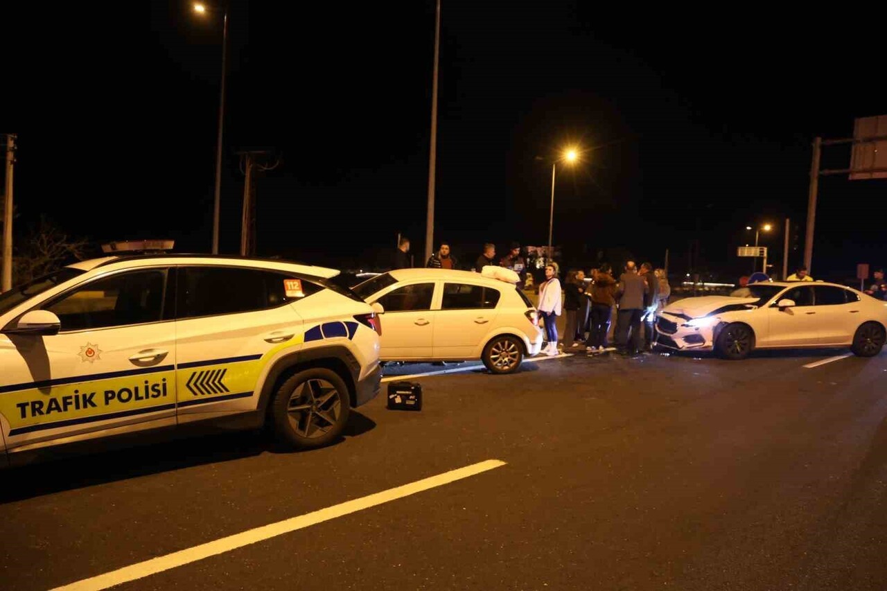 NEVŞEHİR’DE KIRMIZI IŞIK İHLALİ YAPAN OTOMOBİL KAZAYA NEDEN OLDU. 2 KİŞİNİN YARALANDIĞI KAZA ANI...