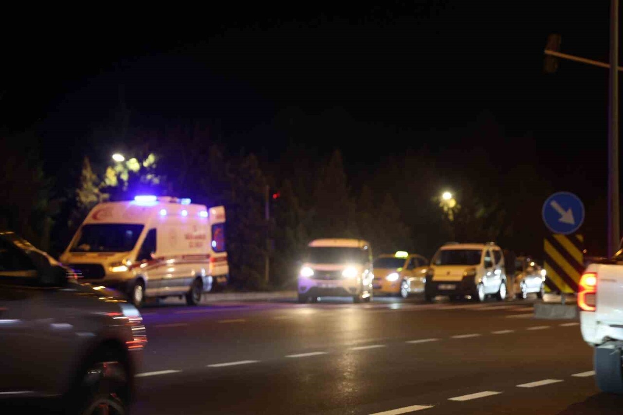 NEVŞEHİR’DE KIRMIZI IŞIKTA BEKLEYEN HAFİF TİCARİ ARACA ÇARPTI. KAZADA 1 KİŞİ YARALANDI.