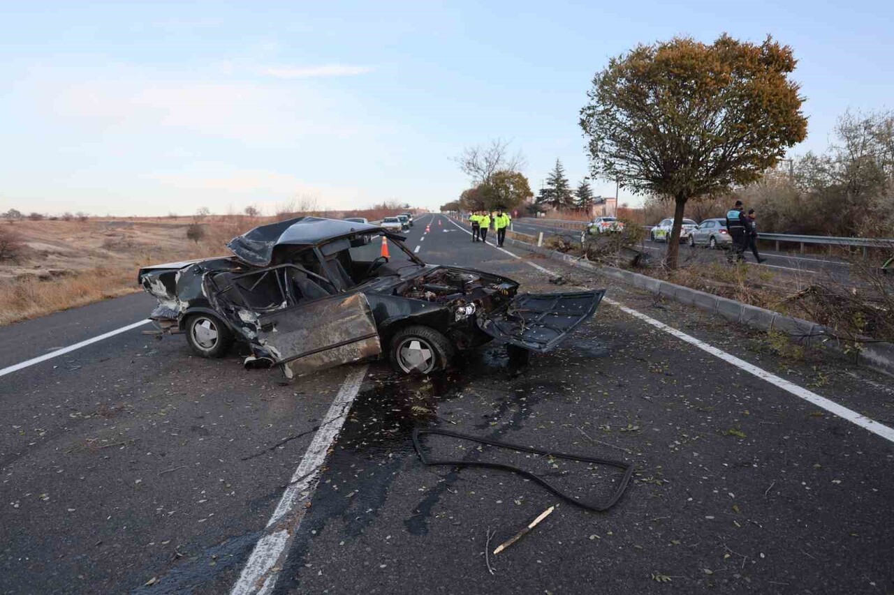 NEVŞEHİR’DE KONTROLDEN ÇIKAN OTOMOBİL ÖNCE ORTA REFÜJDE BULUNAN BORDÜR TAŞINA DAHA SONRADA 4 AĞACA...