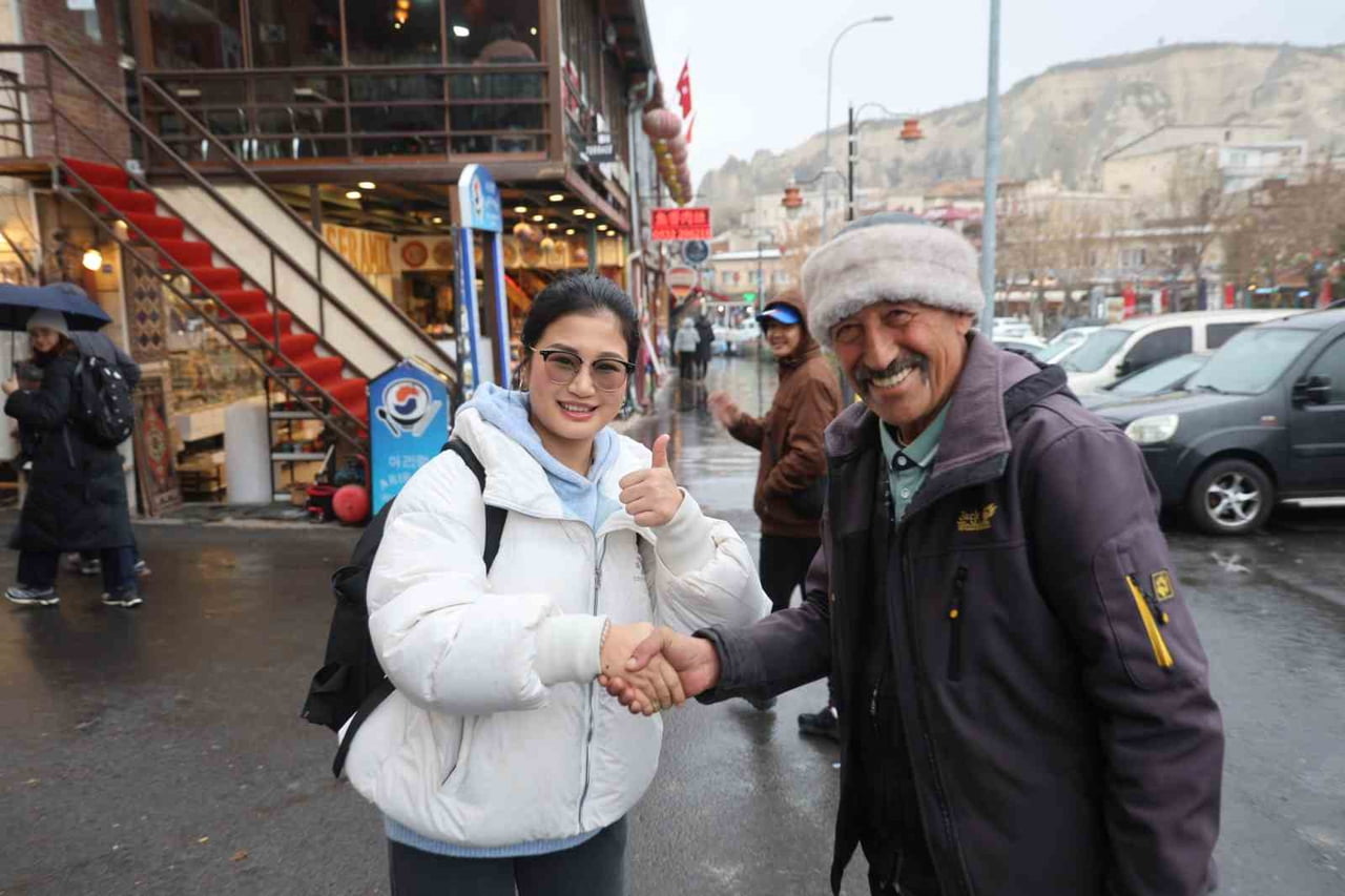 NEVŞEHİR’DE YAŞAYAN 58 YAŞINDAKİ CEMALETTİN YAVUZ, TURİSTLERLE RAHAT İLETİŞİM...