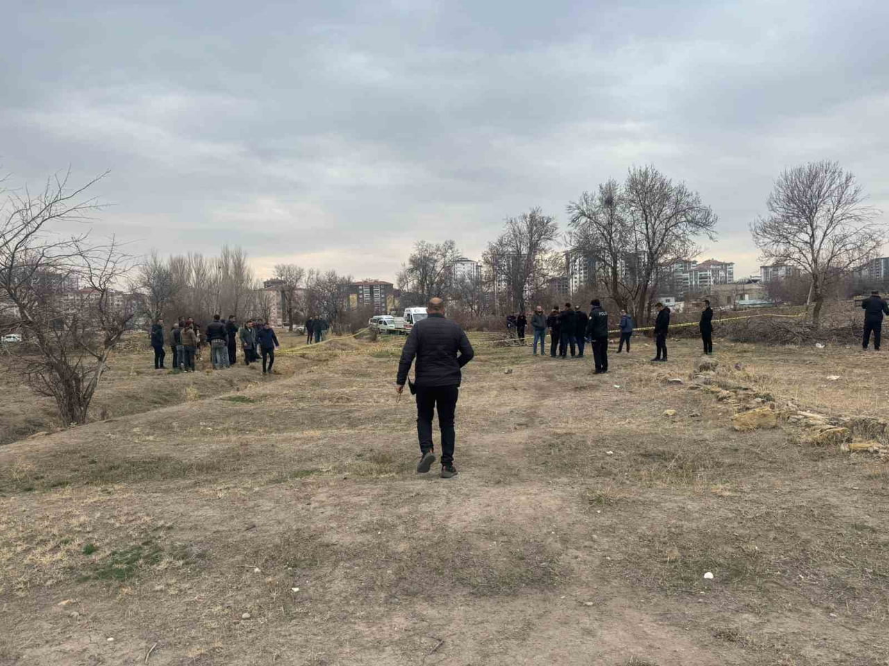 NİĞDE'DE BOŞ BİR ARAZİDE ERKEK CESEDİ BULUNDU.