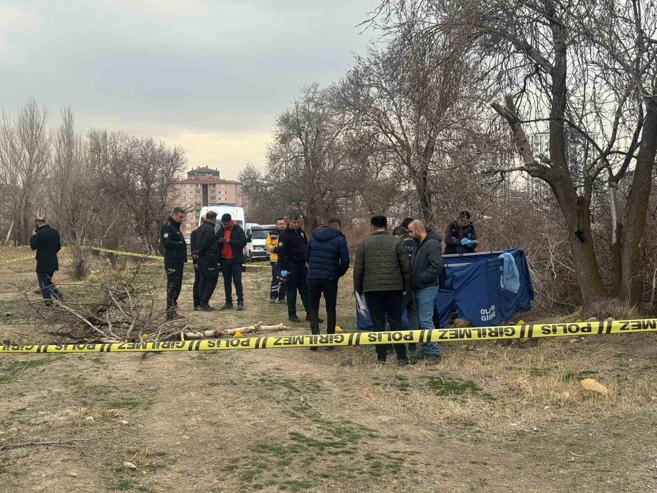 NİĞDE'DE BOŞ BİR ARAZİDE ERKEK CESEDİ BULUNDU.