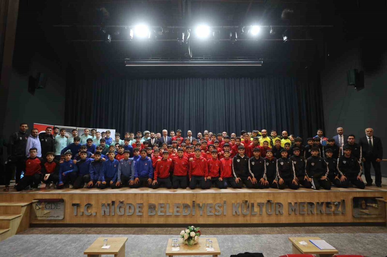 NİĞDE BELEDİYESİ TARAFINDAN AMATÖR 12 KULÜBE 1 MİLYON TL'NİN ÜZERİNDE YARDIM YAPILDI.