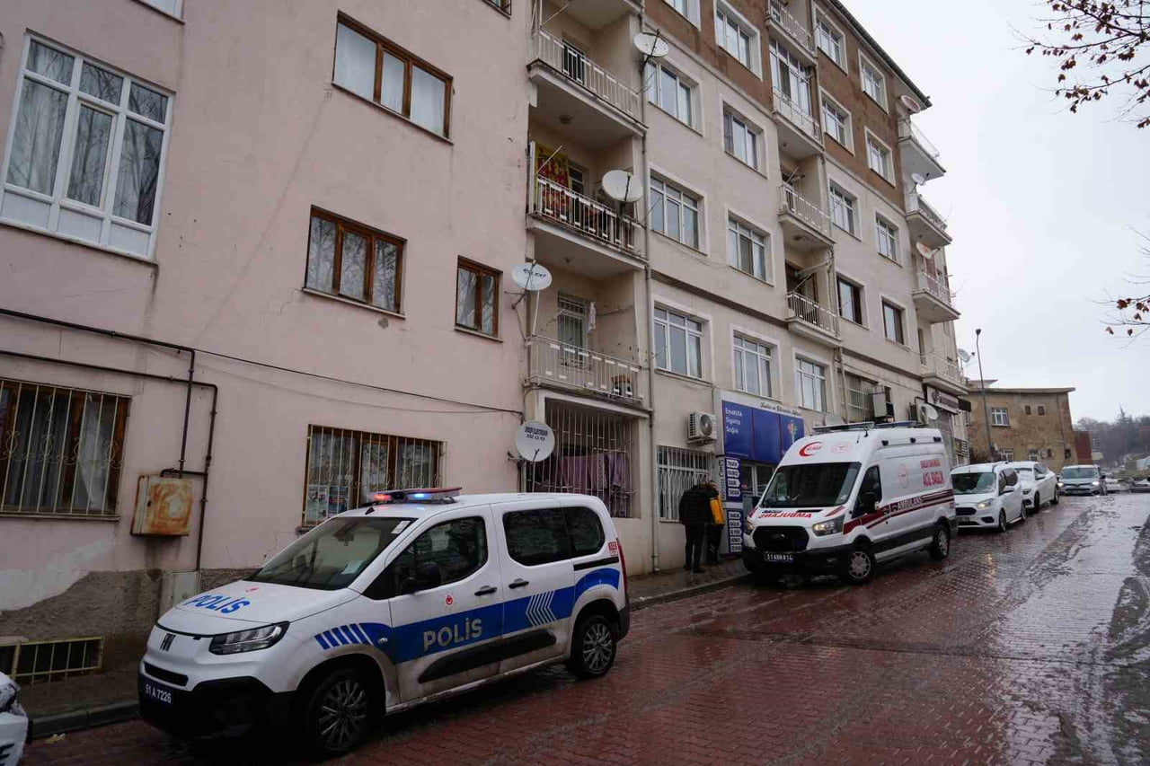 NİĞDE’DE YAKINLARININ HABER ALAMADIĞI YAŞLI ÇİFT EVLERİNDE ÖLÜ BULUNDU.