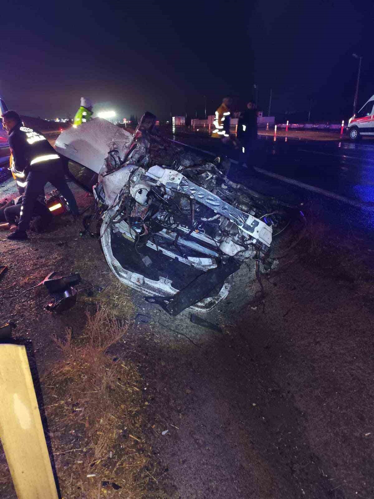 NİĞDE MERKEZ İLÇESİNE BAĞLI OVACIK KÖYÜ MEVKİİNDE MEYDANA GELEN TRAFİK KAZASINDA 2 KİŞİ HAYATINI...