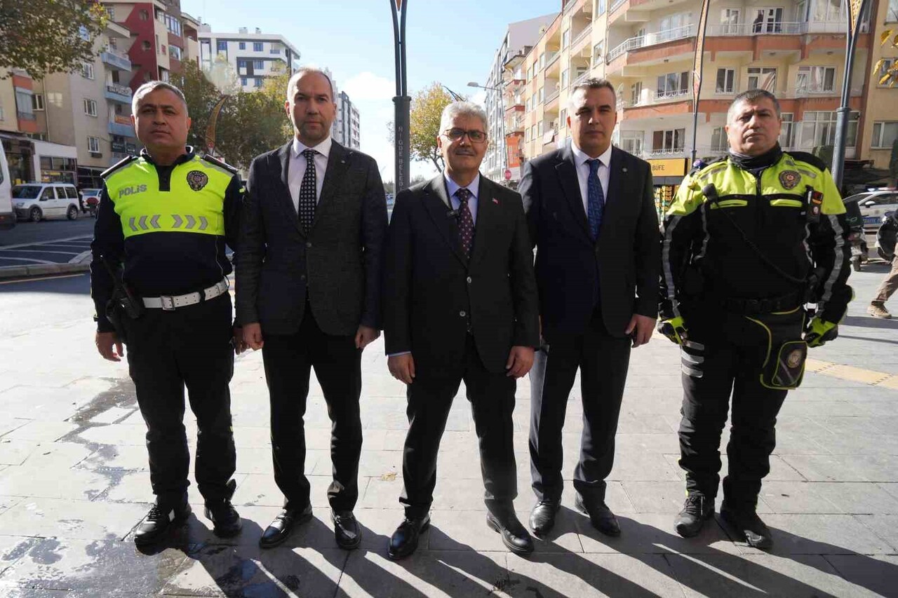 NİĞDE VALİSİ CAHİT ÇELİK (ORTADA) VE NİĞDE BELEDİYE BAŞKANI EMRAH ÖZDEMİR (SOLDAN İKİNCİ), TEK YÖN...