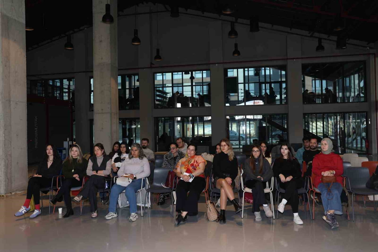 NİLÜFER BELEDİYESİ PANCAR DEPOSU’NDA SANATÇI NERGİZ YEŞİL’İN YÜRÜTÜCÜLÜĞÜNDE DÜZENLENEN...