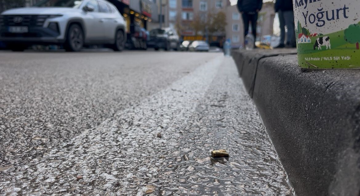 NİLÜFER İLÇESİNDE MOTOSİKLETLİ ŞAHIS, BİR PİZZACIYA KURŞUN YAĞDIRDI