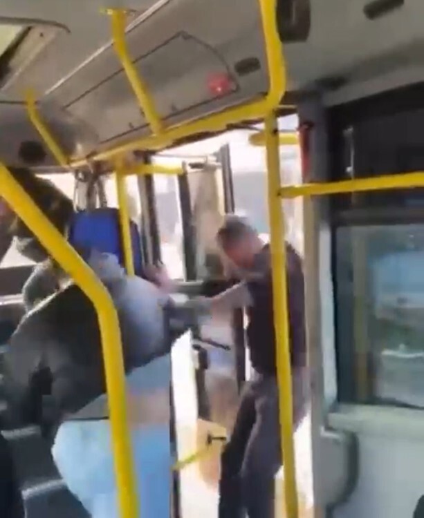 NİLÜFER İLÇESİNDE OTOBÜSTE TARTIŞMAYA BAŞLAYAN TARTIŞMA KAVGAYA DÖNÜNCE, TARAFLARDAN BİRİ OTOBÜSÜ...