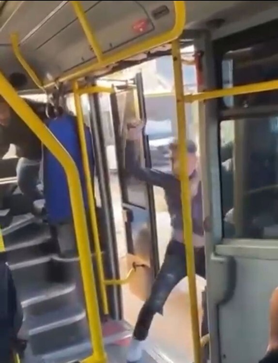 NİLÜFER İLÇESİNDE OTOBÜSTE TARTIŞMAYA BAŞLAYAN TARTIŞMA KAVGAYA DÖNÜNCE, TARAFLARDAN BİRİ OTOBÜSÜ...