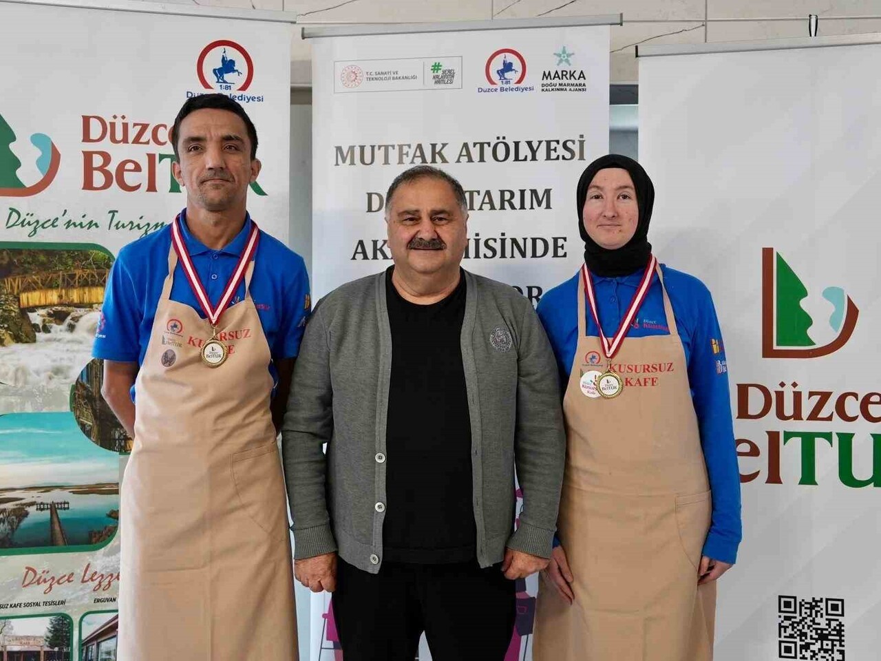 NURULLAH ÇELEBİ YARIŞMACILARA MADALYALARINI KAKTI.