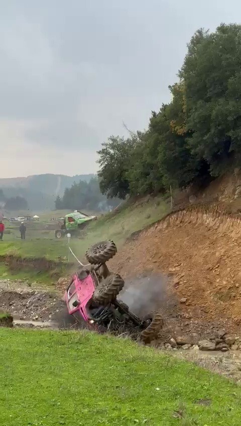 OFF-ROAD YARIŞINDA KONTROLDEN ÇIKAN ARAÇ BÖYLE TAKLA ATTI