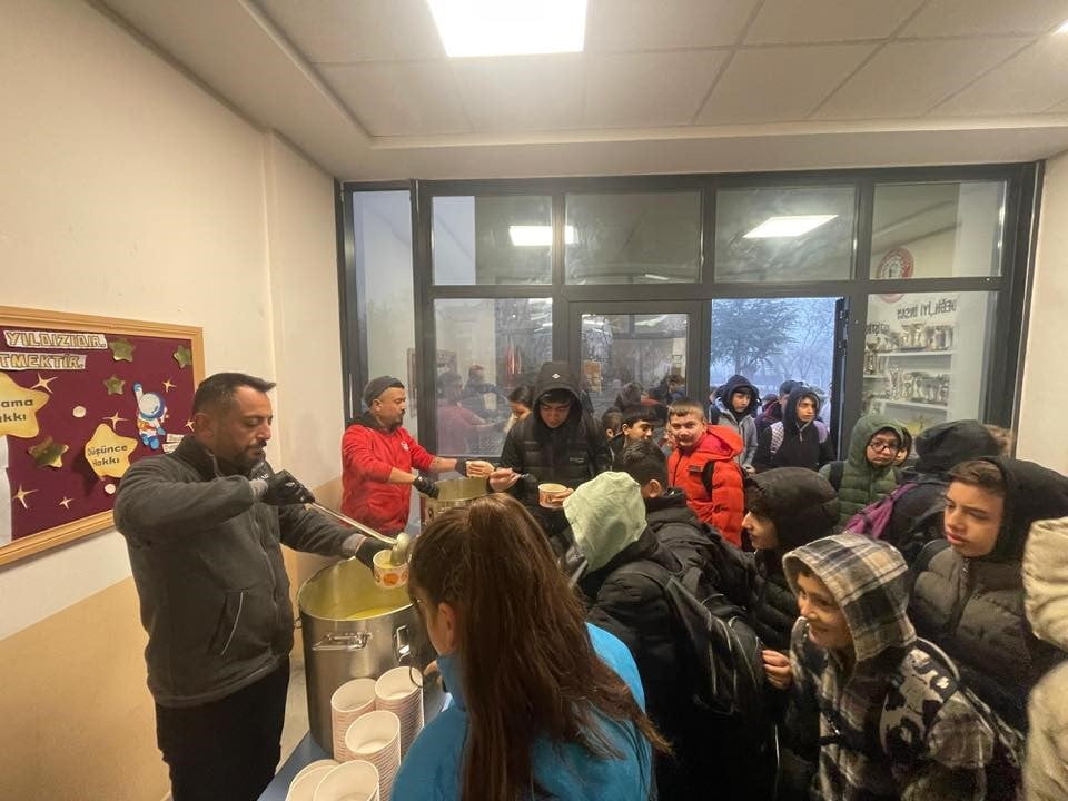 ÖĞRENCİLERE ÜCRETSİZ ÇORBA İKRAMI