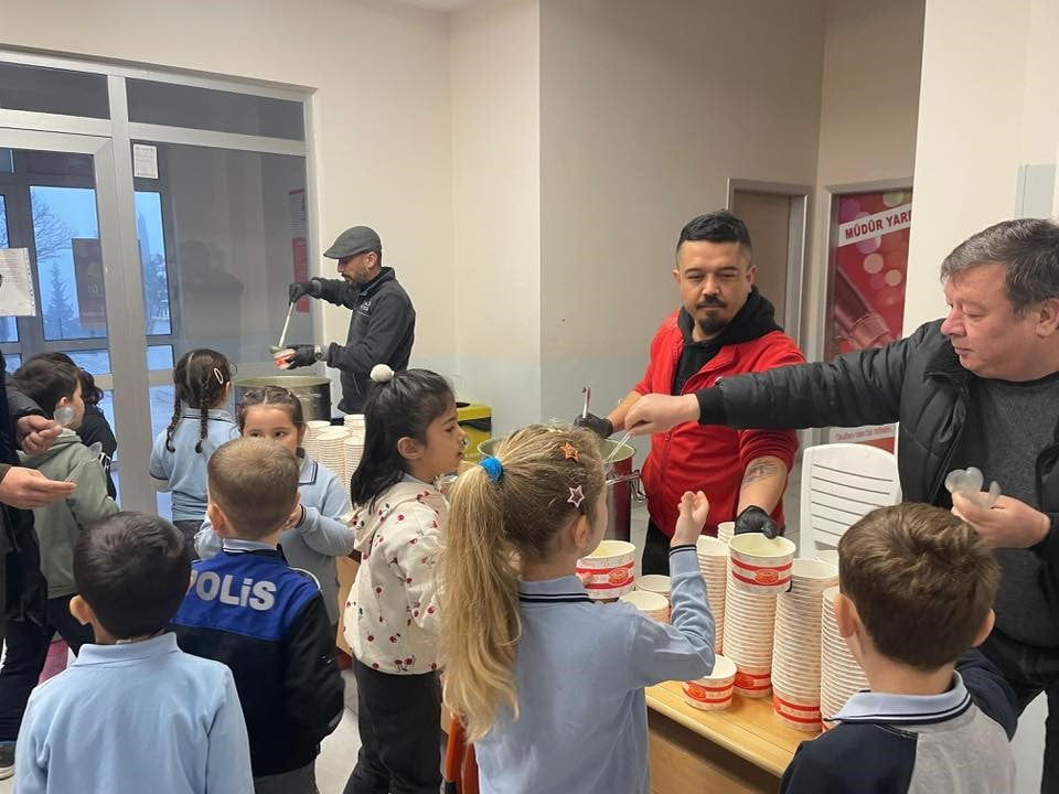 ÖĞRENCİLERE ÜCRETSİZ ÇORBA İKRAMI
