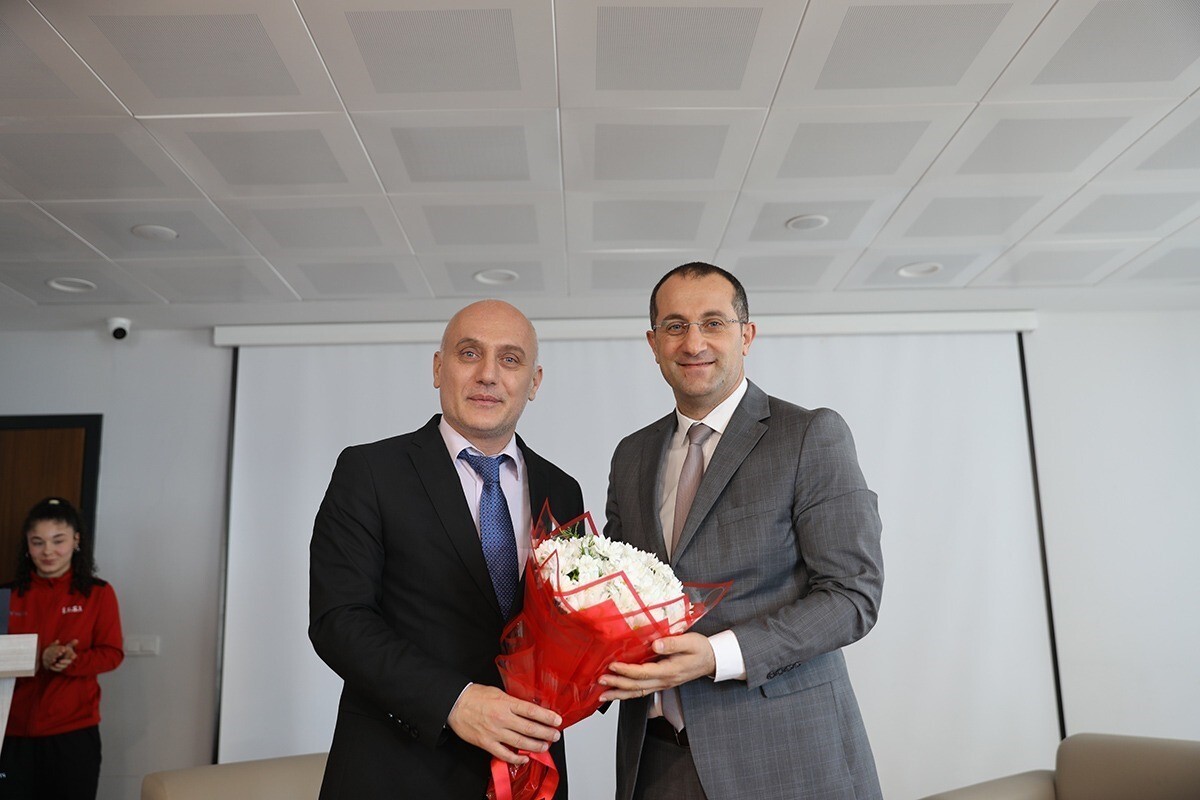 OKUL MÜDÜRÜ MUSTAFA KUTLU'NUN EV SAHİPLİĞİNDE GERÇEKLEŞEN PROGRAMDA KONUŞAN BAŞKAN EKİM, AKÇAABAT...