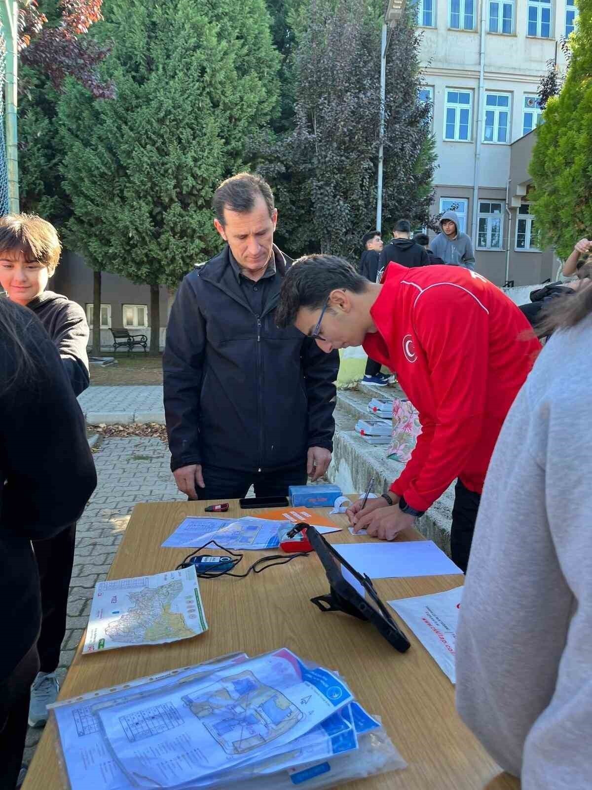 OKULDA DÜZENLENEN SEÇMELERDE DERECEYE GİREN ÖĞRENCİLERE, MİLLİ SPORCU AHMET POLAT TARAFINDAN...